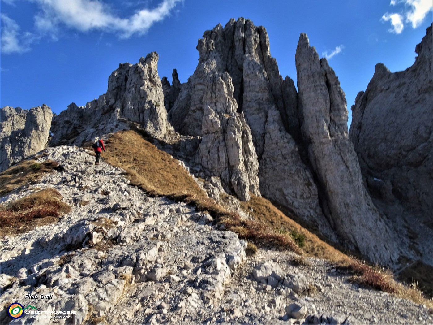 04 Evvai per il Colle Garibaldi, ma il forte gelido vento ci fa desistere ai primi passi.JPG